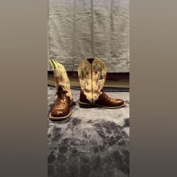 Ariat - Picture 2 of 3